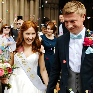 Eleganter weißer Satin Bride to Be Schärpe mit Goldfolienschrift für den Junggesellinnenabschied