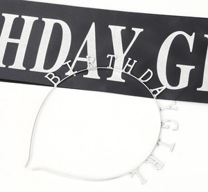 Dettaglio del cerchietto argento Birthday Girl con fascia da festa nera glitterata