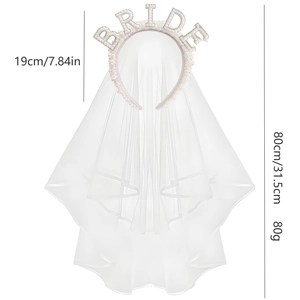Détail du serre-tête de mariée avec perles, strass et voile en tulle multicouche blanc