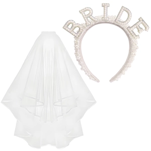 Détail du serre-tête mariée avec perles blanches et strass à côté du voile en tulle multicouche
