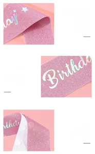 Dettaglio della fascia di compleanno rosa glitterata con scritte laser e chiusura velcro