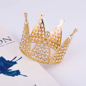 Mini corona in lega dorata elegante con strass bianchi per decorazioni di torte e feste