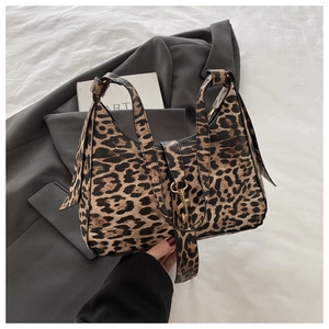Détail de la texture léopard rétro et de la boucle en métal doré sur le sac croissant