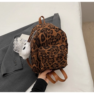 Détail du mini sac à dos à imprimé léopard avec breloque panda et lanières en cuir marron