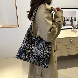 Stylish large capacity leopard print tote bag for women worn over shoulder with casual outfit