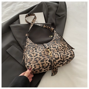 Détail du sac hobo léopard vintage avec fermoir crochet doré et texture en cuir végan