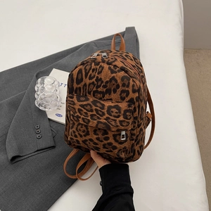 Mini Sac à Dos Imprimé Léopard pour Femme Mode Urbaine Nylon Sac de Jour Avec Pendentif en Peluche Sac de Voyage Décontracté