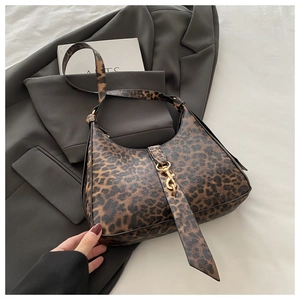 Gros plan du sac porté épaule léopard avec boucle dorée et texture en similicuir