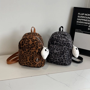 Mini sac à dos peluche léopard en marron et gris avec pendentif fantôme pour l'hiver