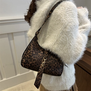 Sac bandoulière léopard pour femme avec chaîne dorée et motif vintage marron et noir