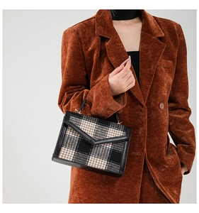 Vue détaillée du sac en tweed à carreaux avec rabat en cuir porté avec une veste velours