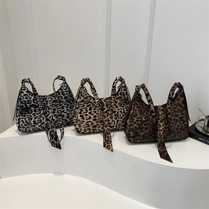 Trois sacs sous le bras à motif léopard vintage en plusieurs couleurs sur socle blanc