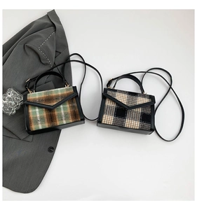 Détail de sacs bandoulière en tweed à carreaux avec rabat en V et ferrures dorées