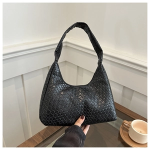 Détail du sac hobo en cuir tressé noir avec texture à carreaux et poignée assortie
