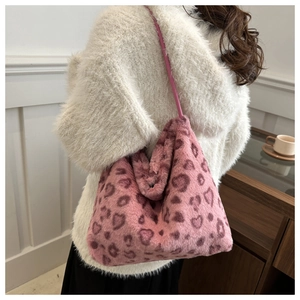 Détail du sac cabas en fausse fourrure rose à motif léopard cœur avec texture pelucheuse