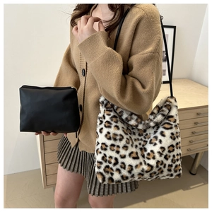 Détail du sac cabas doux en peluche léopard avec une pochette noire assortie en cuir