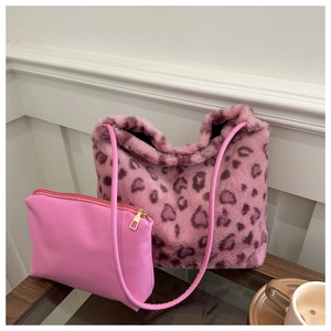 Vue détaillée du sac cabas en peluche léopard rose avec pochette en cuir assortie