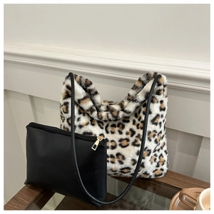 Grand cabas en fausse fourrure léopard rose avec son petit porte-monnaie noir chic
