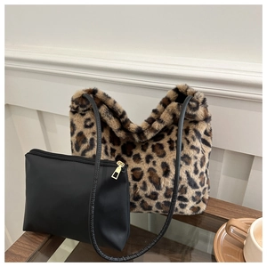 Vue détaillée du sac cabas en fausse fourrure léopard avec sa pochette noire assortie