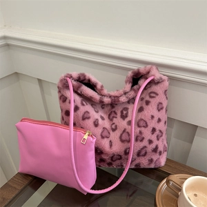 Ensemble Sac Fourre-tout Femme Fausse Fourrure Imprimé Léopard Motif Cœur Sac à Épaule en Peluche avec Pochette Mode Hiver
