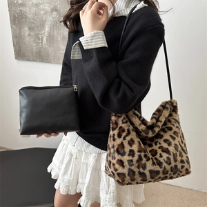 Grand sac cabas en fausse fourrure léopard rose avec pochette noire zippée assortie