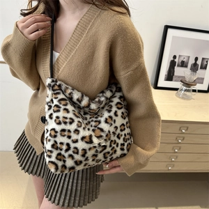 Sac fourre-tout rose léopard en fausse fourrure avec bandoulière et gilet beige