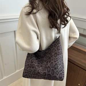 Fashionable leopard print tote bag with large capacity for autumn and winter daily commute