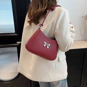 Sac sous le bras croissant rouge foncé avec nœud argenté et bandoulière à nœuds élégante