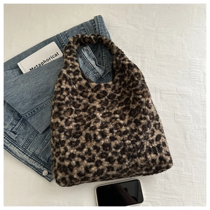 Gros plan du sac cabas en peluche léopard avec texture douce en fausse fourrure