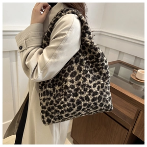 Grand sac cabas en peluche à imprimé léopard porté à l'épaule pour l'hiver chic