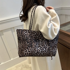 Grand sac cabas chic pour femme avec imprimé léopard et bandoulière longue élégante