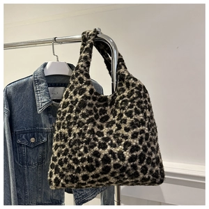 Détail du cabas en fausse fourrure léopard montrant la texture douce et les motifs rétro