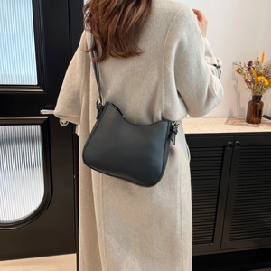 Borsa hobo nera opaca minimalista con tracolla in pelle liscia e dettagli in metallo
