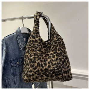 Détail de la texture en fausse fourrure pelucheuse et du motif léopard du sac cabas