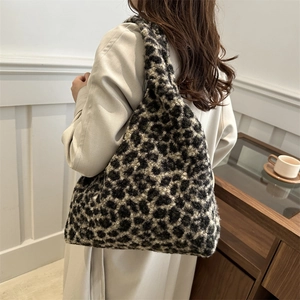 Grand sac fourre-tout en peluche léopard pour femme avec texture douce et large bandoulière