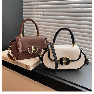 Dettaglio di borse vintage in pelle con fibbie dorate su un davanzale minimalista