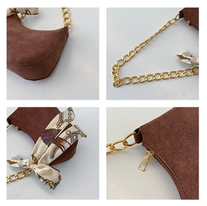 Dettagli borsa a spalla marrone opaca con catena dorata e foulard in seta stampato