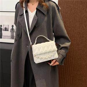 Petit sac carré matelassé blanc minimaliste avec chaîne en résine et bandoulière
