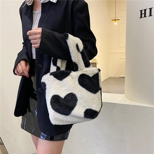 Elegante borsa a mano in finta pelliccia con stampa a cuore e morbida consistenza