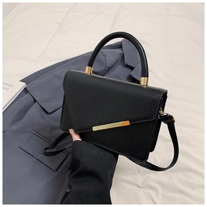 Detail der schwarzen Kieselmaserung Tasche mit Goldverzierung auf weißem Leinenstoff