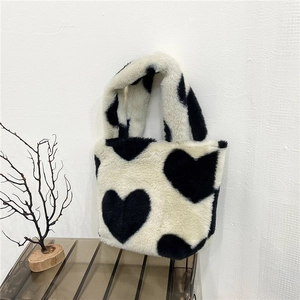 Borsa tote in peluche con motivo a cuori neri su ecopelliccia bianca per l'autunno