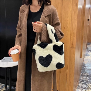Borsa tote in ecopelliccia con motivo a cuore bianco e nero per la moda autunno-inverno
