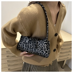 Détail du sac sous le bras tendance à imprimé léopard avec tissu texturé et fermoir aimanté