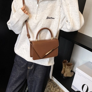 Braune quadratische Klapptasche aus Leder mit Litschimuster und goldenem Metallbesatz