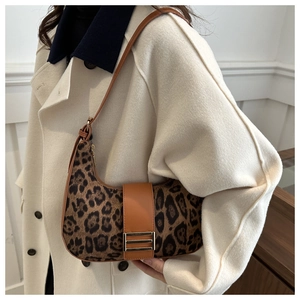Détail du sac croissant à imprimé léopard avec bandoulière en cuir et boucle dorée