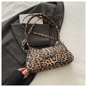 Détail du sac à bandoulière léopard avec boucle en métal et sangle réglable en PU