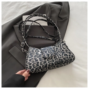 Vue détaillée du motif léopard et de la boucle en métal argenté du sac à bandoulière