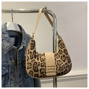 Dettaglio della borsa leopardata con fibbia dorata e tracolla in pelle beige chic