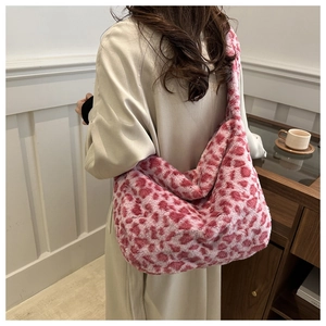 Détail du sac cabas en fausse fourrure léopard rose et rouge montrant la texture pelucheuse