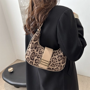 Sac croissant léopard tendance avec bordure en cuir beige et boucle dorée
